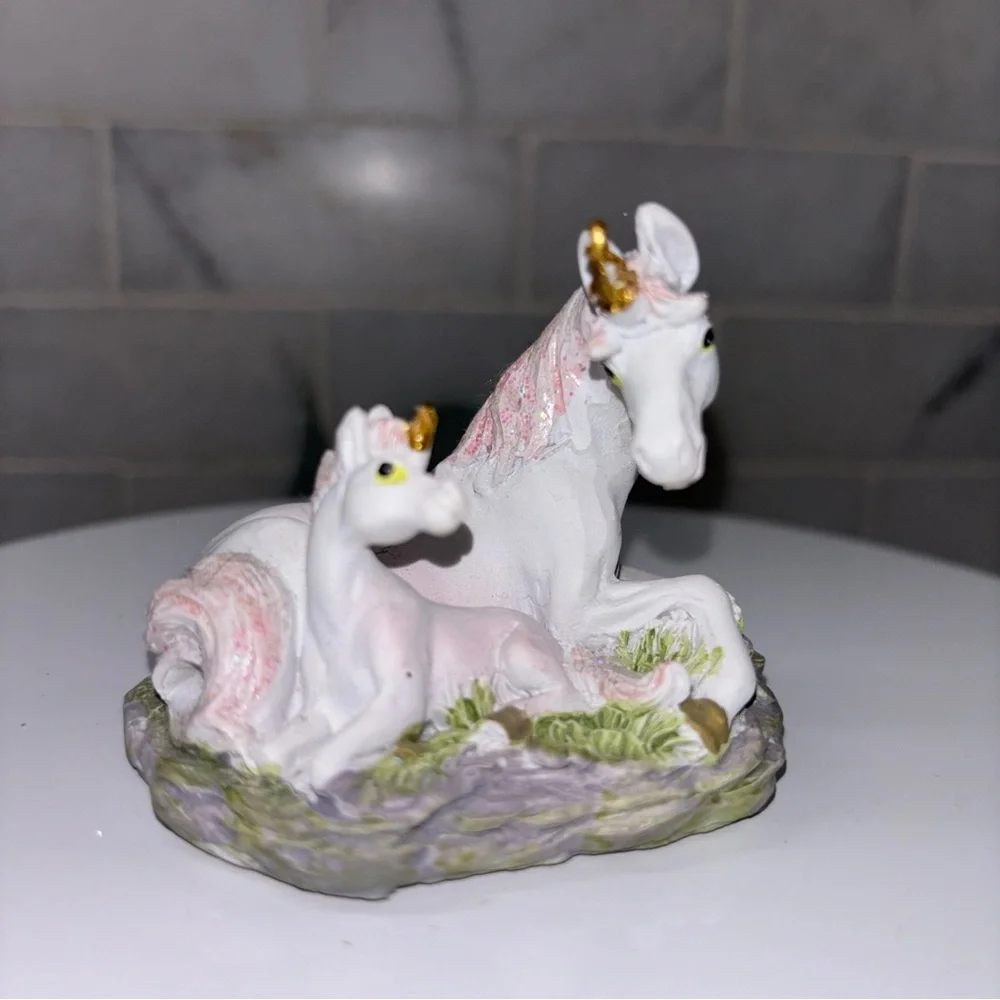 Mini Figurine: White Unicorn with Baby